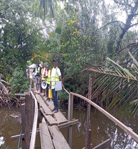 Photo of door-to-door vaccination team in Manoka, Littoral Region. Photo credit: Dr. Ndombé, Lead for the Health District of Manoka 